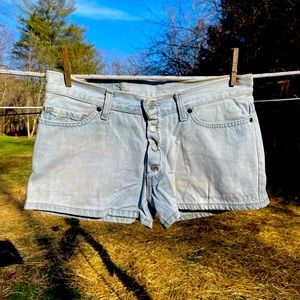 Button fly Levi daisy dukes